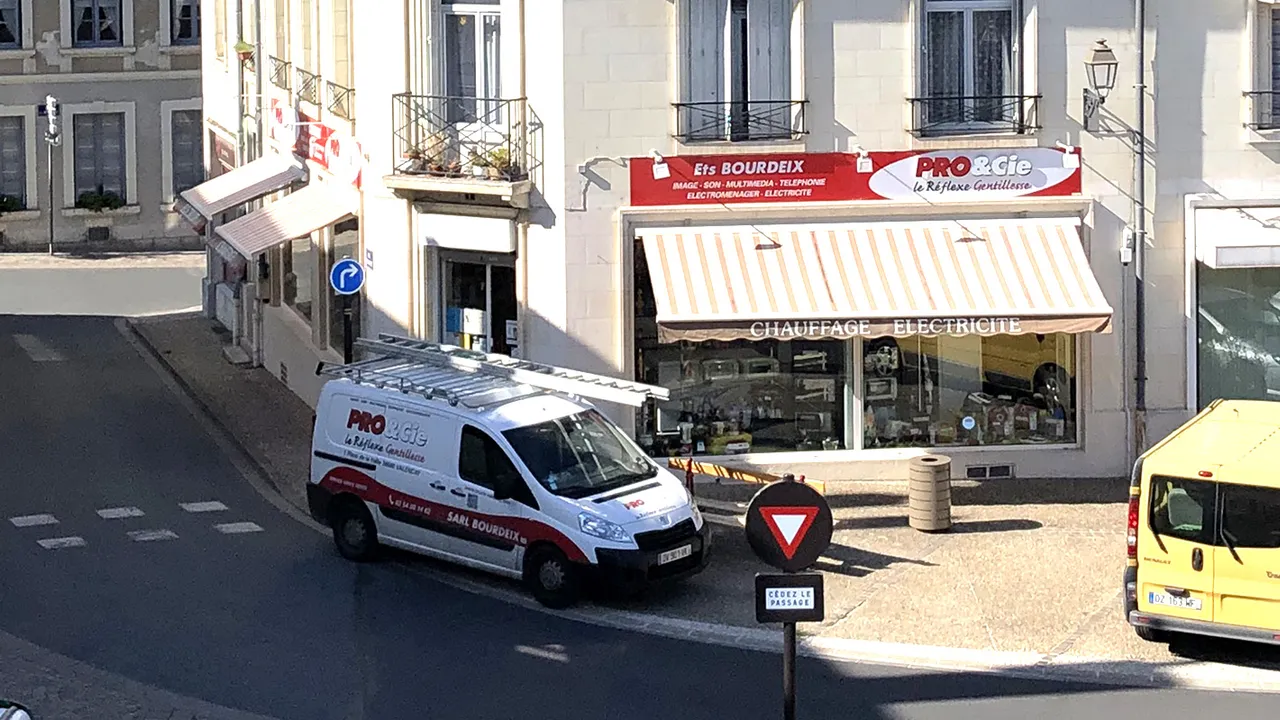 Devanture du magasin Ets Bourdeix PRO&Cie a Valencay, enseigne rouge et vitrines d'electromenager