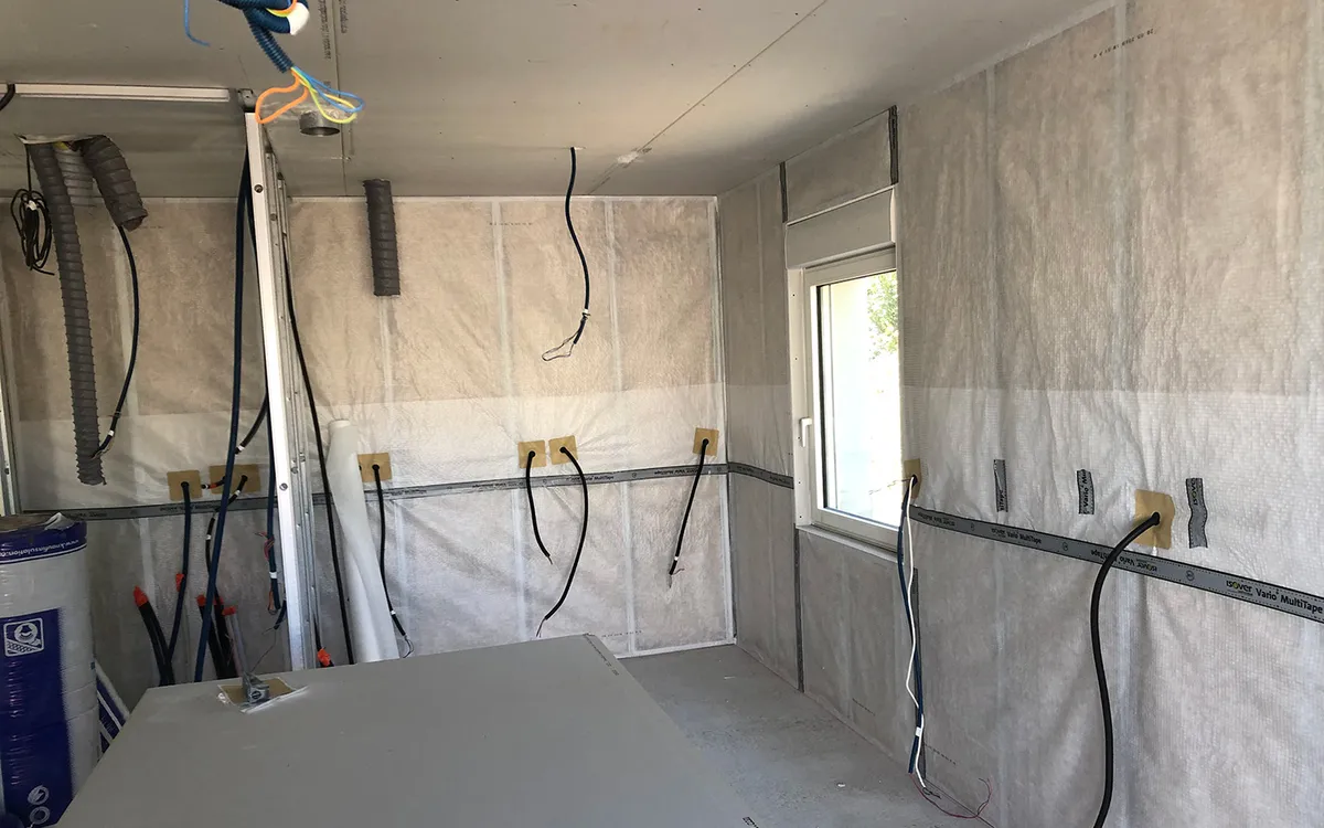 Travaux d'electricite sur un chantier de batiment basse consommation