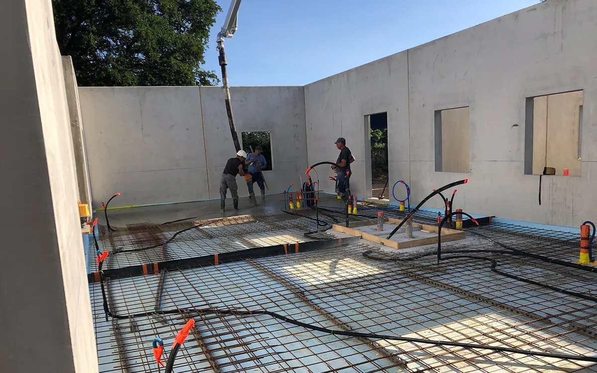 Dalle en preparation avec gaines electriques et reseau de plancher chauffant avant coulage