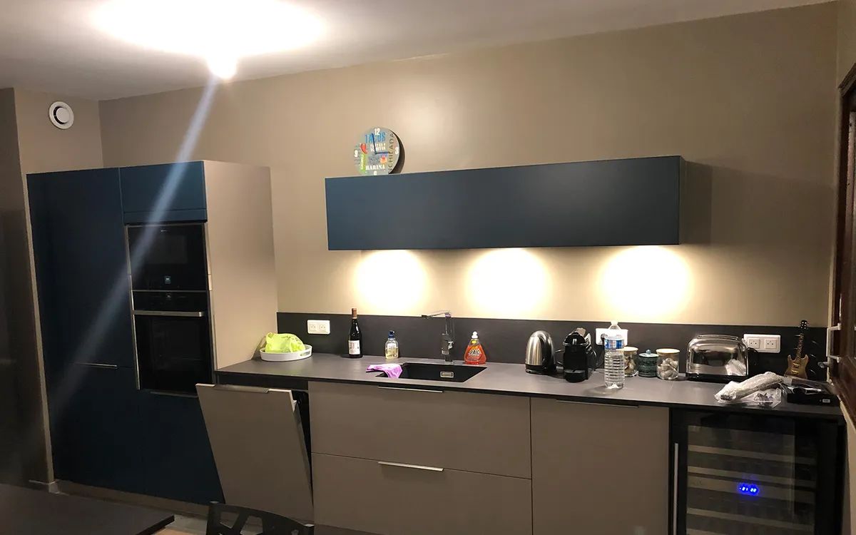 Cuisine equipee avec eclairage integre sous meubles hauts et plafonniers encastres