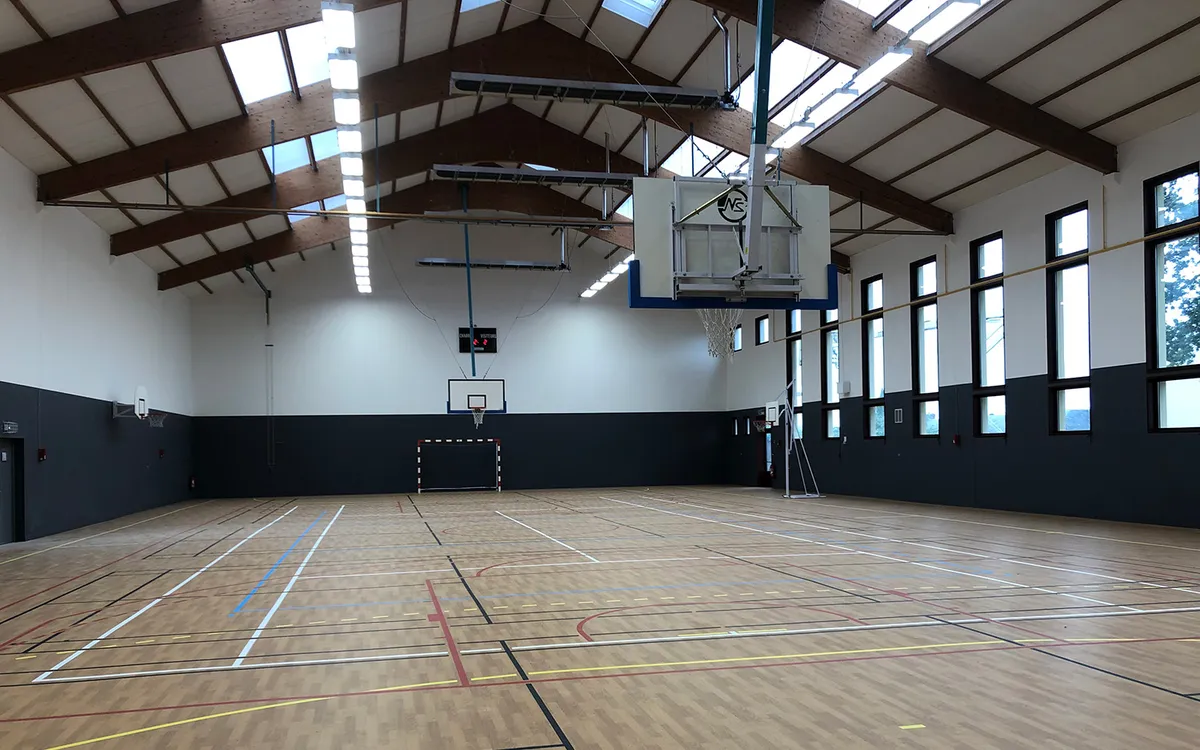 Salle du gymnase de Chabris equipee d'un eclairage LED lineaire sous charpente bois