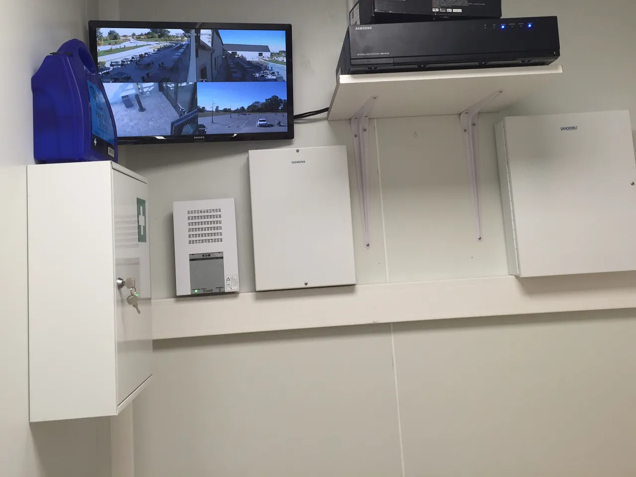 Local technique de securite : ecran de videosurveillance a quatre flux, enregistreur reseau et centrale d'alarme